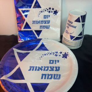 מארז מושלם לאירוח המכיל כוסות , צלחות גדולות ומפיות דגל ישראל